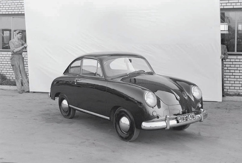 The Typ 534 was not the most proportionally pleasing concept when it emerged from the design studio over the winter of 1953 and 1954. While wheelbase specifications are difficult to find, putting it in scale to the men holding the background, the car appeared to be Volkswagen Beetle length. Porsche Archiv
