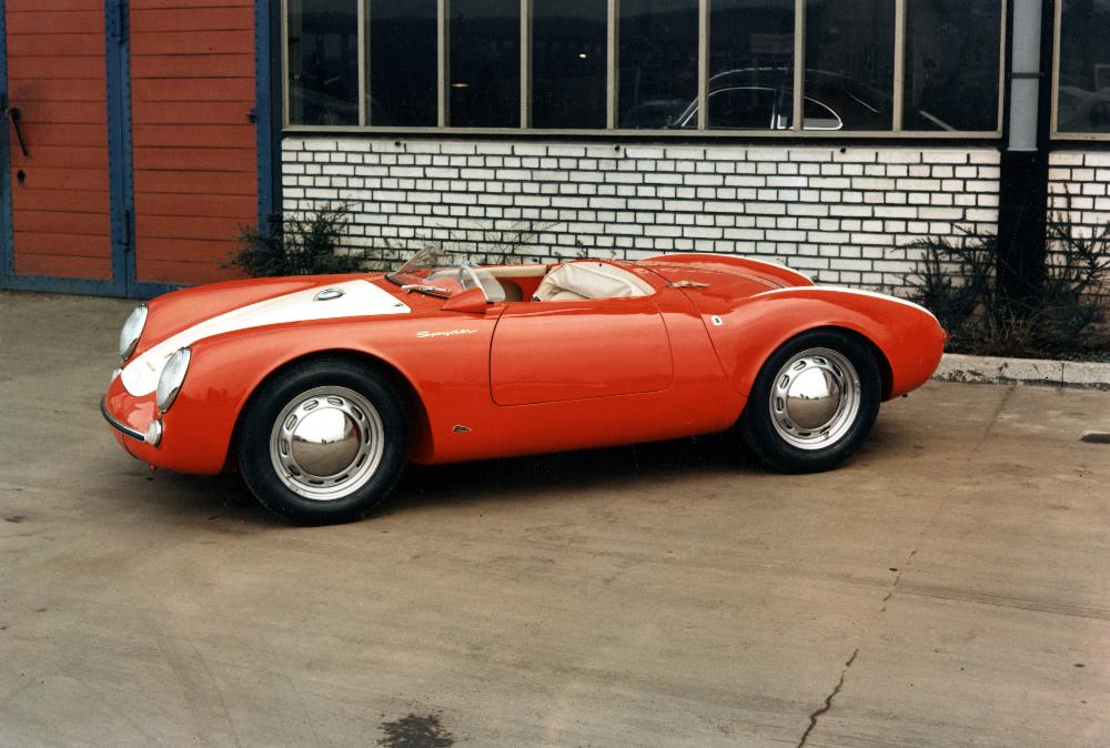 The Neuester Sportwagen Typ 550 Spyder was one of Erwin Komenda’s finest collaborations with modeler Heinrich Klie. This early model was photographed outside Wendler Karosserie, Reutlingen, before its first speed test. Porsche Archiv
