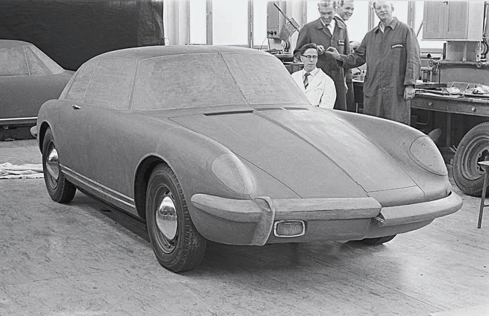 In the design studio, these were known as “A” and “B,” done in 1:1 scale. Photographed on July 24, 1957, the version on the A passenger side was Porsche staffer Heinrich Klie’s work while the B driver’s side represented Goertz’s second approach to the 695. Porsche Archiv