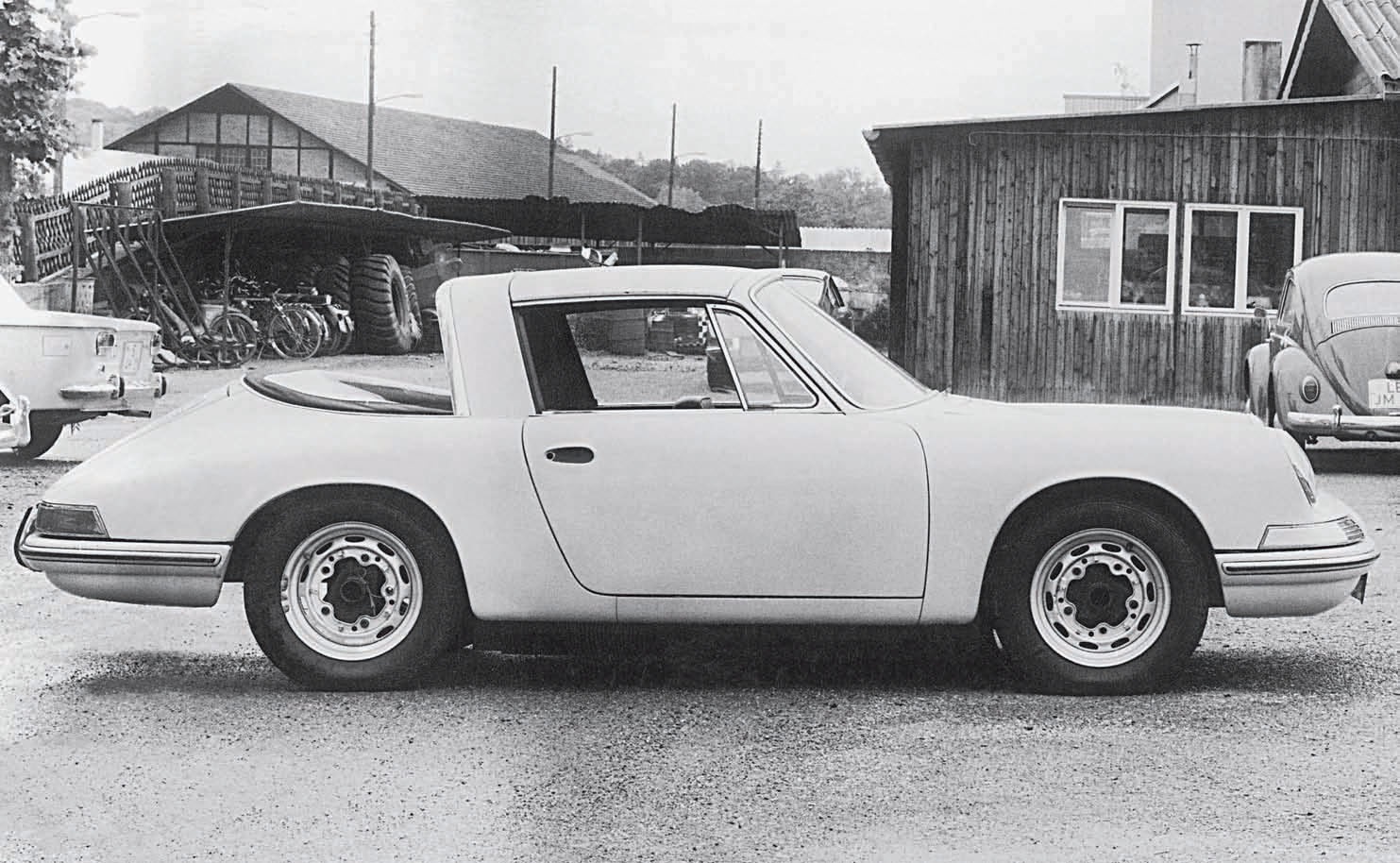 Chassis 13 360 appeared with a mockup rollover bar and removable roof panel on June 12, 1964. At this point concepts for the rollover bar remained in body color. Porsche Archiv