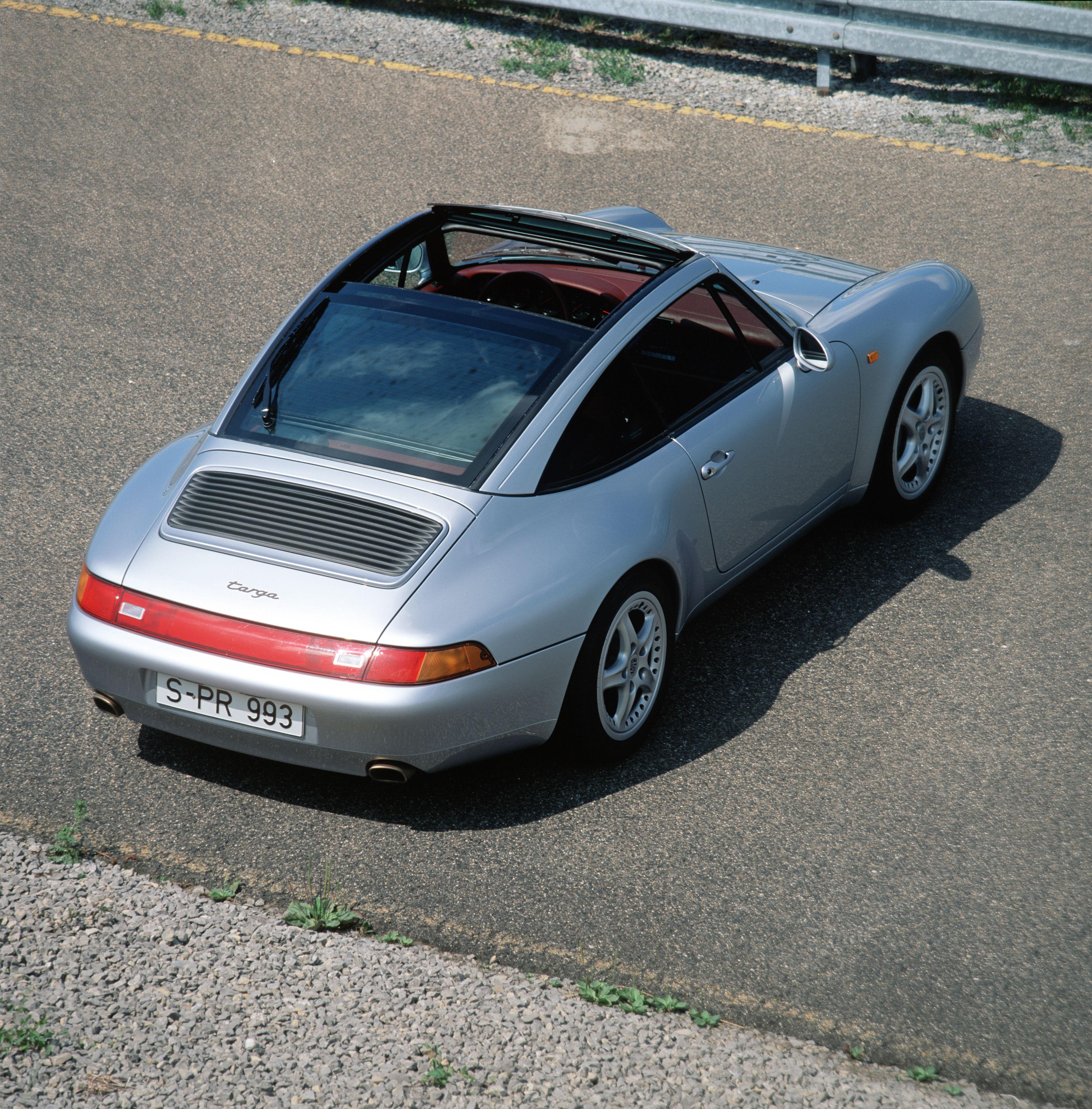 Weissach conceived a radically different Targa concept on the 993 platform using a large glass panel that retracted inside the rear window. Zuffenhausen assemblers mounted the glass roof structure onto a cabriolet platform. Porsche Archiv